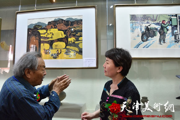 在吴燃师生书画作品展上向来宾介绍自己的作品