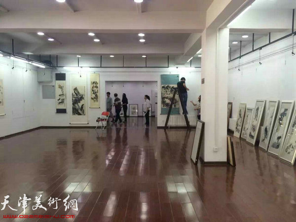 “梁崎、龚望纪念馆建馆五周年暨‘墨韵书香’梁崎、龚望书画展”布展现场。