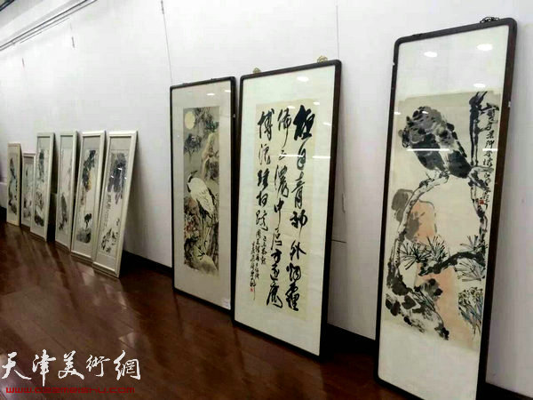 “梁崎、龚望纪念馆建馆五周年暨‘墨韵书香’梁崎、龚望书画展”布展现场。