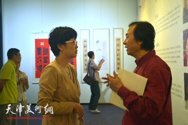 李志强、高淑芳在展览现场交流。