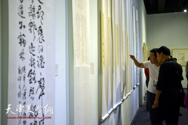 图为“诗意丹青•诗文书画融合四人展”现场。
