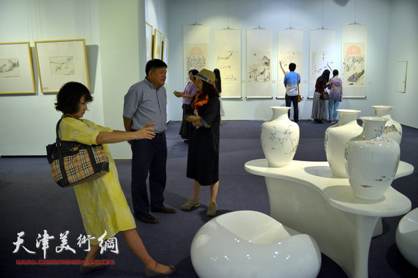 图为“诗意丹青•诗文书画融合四人展”现场。