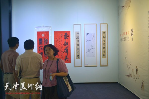 图为“诗意丹青•诗文书画融合四人展”现场。