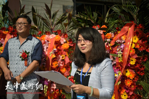 海津书画院秘书长吕连芬主持海津书画院成立揭牌仪式。