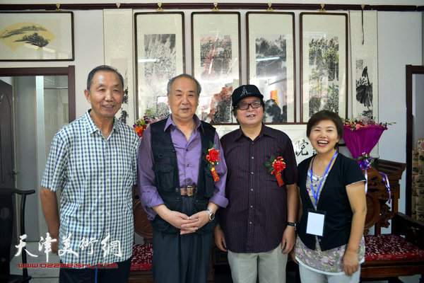 赵士英、王振德与来宾在首届书画展现场。