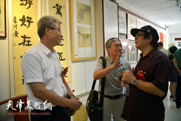 赵士英、郝金宝、高天武在首届书画展现场交流。