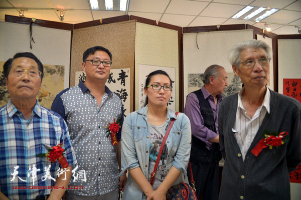杨德树、韩文来、刘千友、侯郡在观赏首届书画展作品。