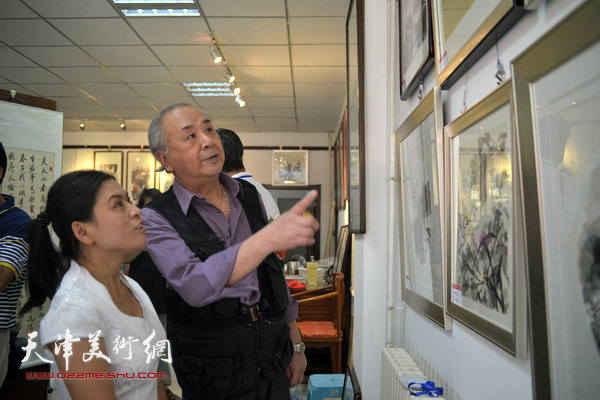 王振德、张荔萍在观赏首届书画展作品。