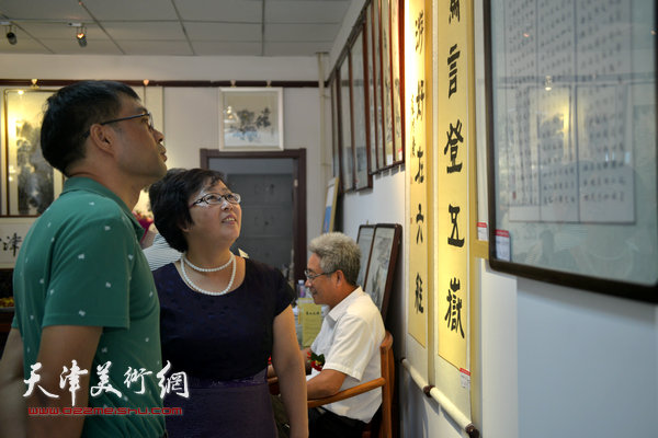 来宾在观赏首届书画展作品。
