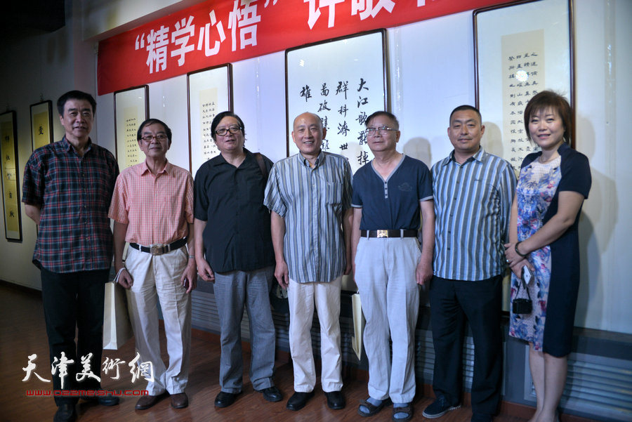 左起：姜维群、高蕴辉、赵士英、许敬、陈启智、曹善华、李澜在书展现场