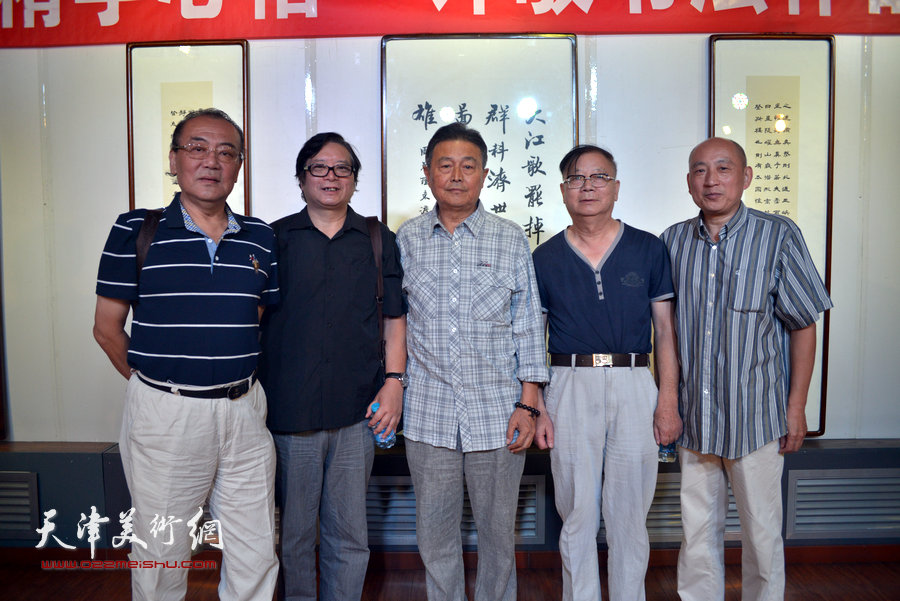 左起：陈传武、赵士英、赵毅、陈启智、许敬在书展现场