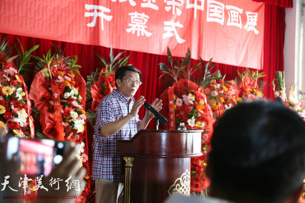 来宾在画展开幕仪式上致辞。