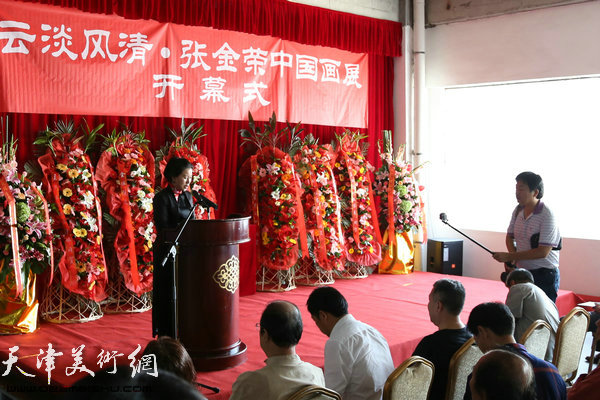 画展主办方梅林浩工贸公司总裁吴梅东女士致辞