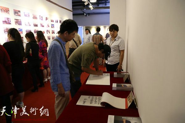 到会的滨海画院副院长版画家侯金利和国画家杨海涛