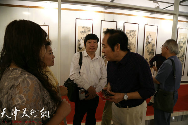 与观众交流中的张金荣老师
