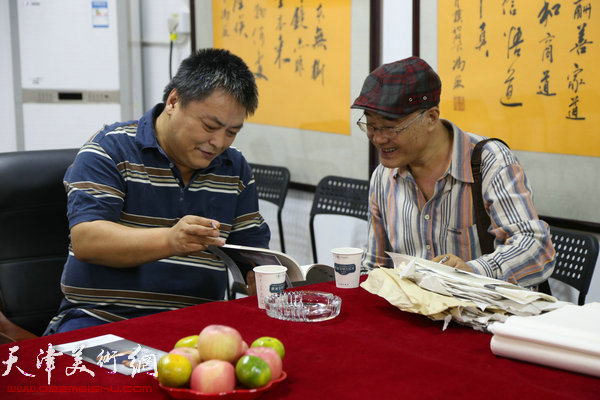 著名画家康永明老师与学生原塘沽文件主席李英杰先生交谈中