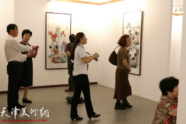 观看画展的观众