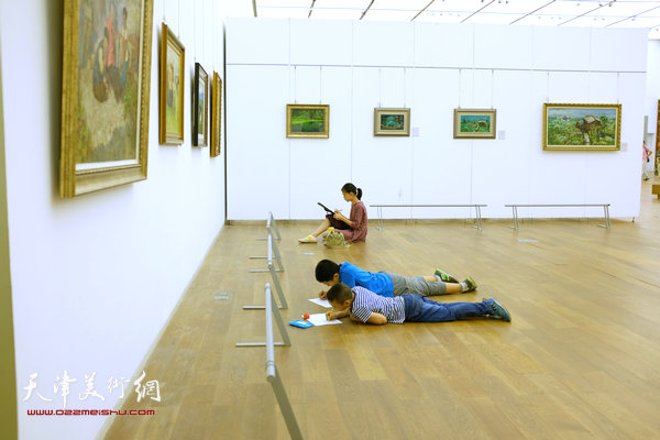 9月16日，和平青少年宫的小画家在展览现场临摹作品。