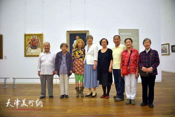 9月24日，北京来的观众在“岁月”邓家驹美术作品暨文献展现场。
