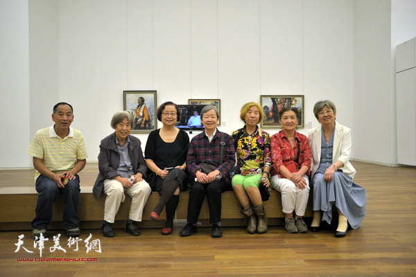 9月24日，北京来的观众在“岁月”邓家驹美术作品暨文献展现场。