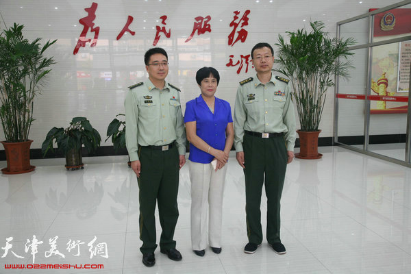 世华国际中国天津书画院为南开消防官兵捐赠书画作品现场。