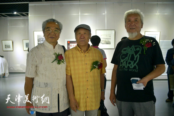 苏锡超、姬俊尧、赵贵德在画展现场。