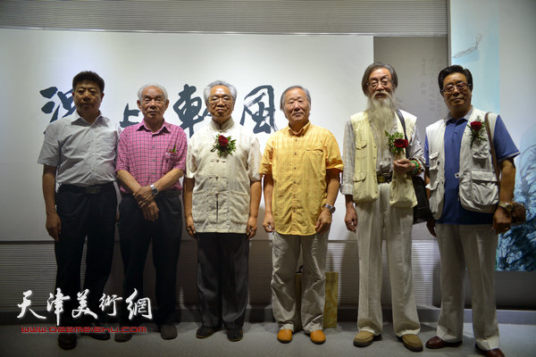 左起：张养峰、纪振民、苏锡超、姬俊尧、刘克仁、曲学真在画展现场。