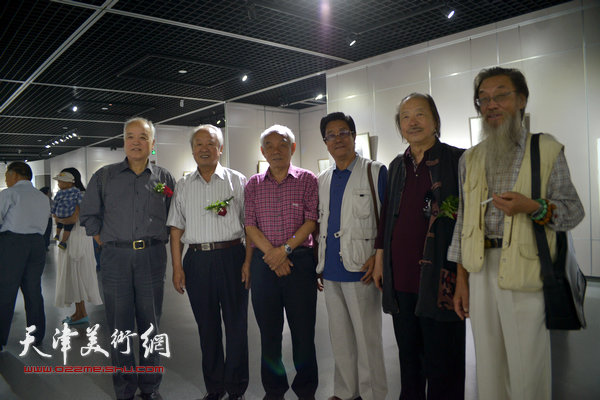 左起：廉宽宏、王玉池、纪振民、曲学真、胡嘉梁、刘克仁在画展现场。