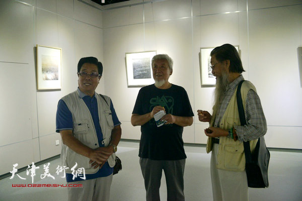 赵贵德、曲学真、刘克仁在画展现场。