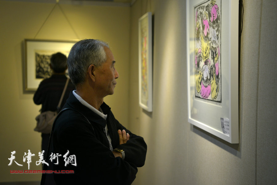 王绍棠版画作品展在天津群众艺术馆开幕，图为画展现场。