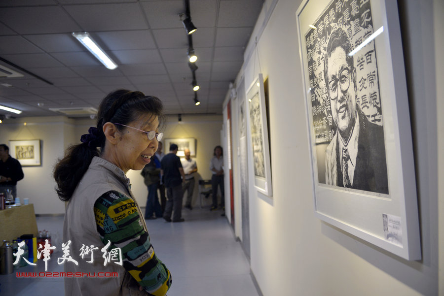 王绍棠版画作品展在天津群众艺术馆开幕，图为画展现场。