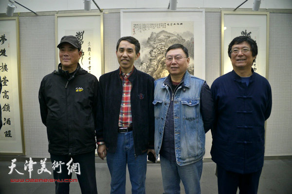 任云程与潘传贤（右二）在天津任云程书法展上。
