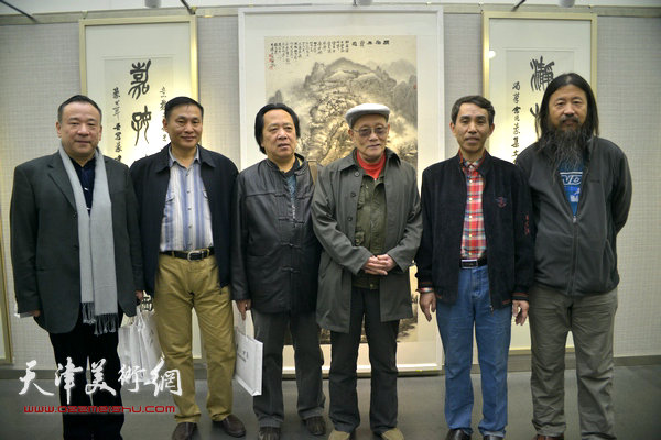 左起：贾冰吾、刘振江、纪荣耀、孙长康、任云程、梁旭华在任云程书法展现场。