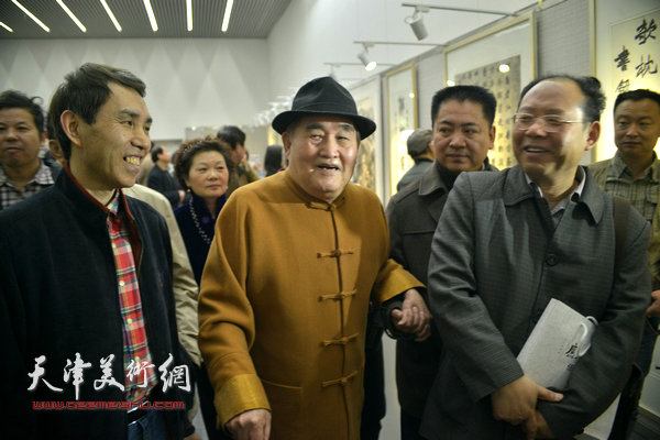 孙伯翔、刘运峰、任云程在任云程书法作品展上。