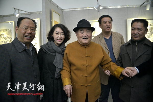 孙伯翔、刘运峰等在任云程书法作品展上。