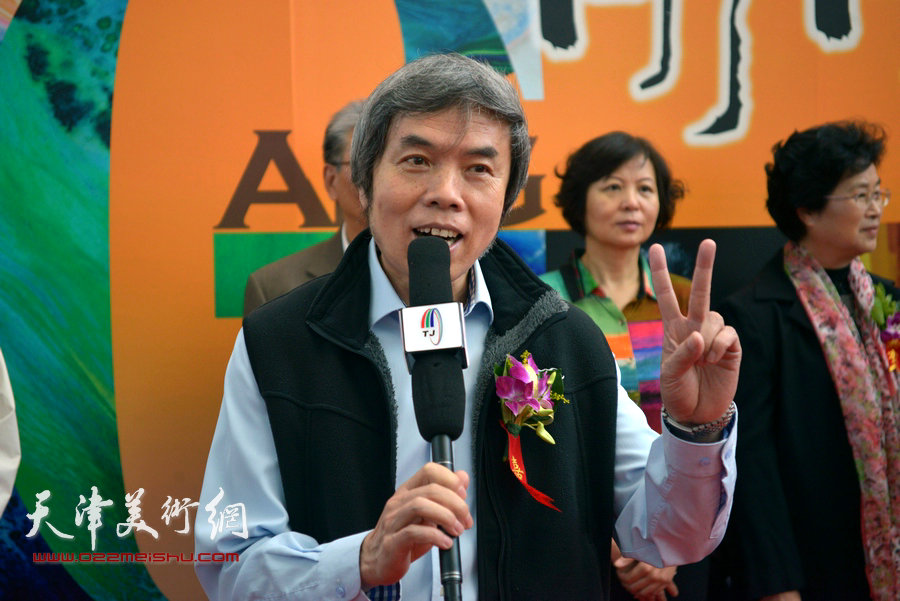 天津美协副主席、天津工艺美术学院院长孙敬忠致辞。