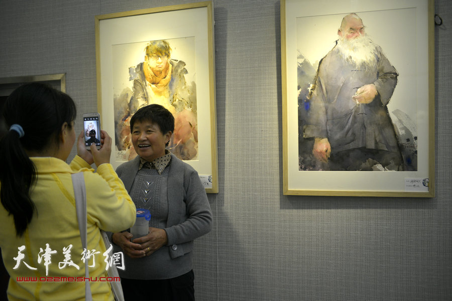 图为朱志刚、王刚“刚刚出彩”水彩作品展现场。