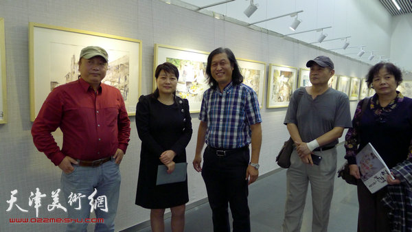 沙红、王刚、朱志刚、王书朋等在观看画展。