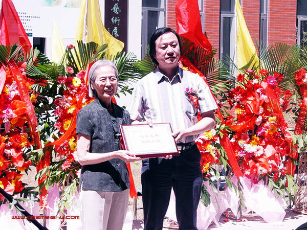 2009年6月，天津财经大学艺术学院向王双成教授爱人孙蕴茀老师赠送“心系艺术、品德高尚”纪念牌。