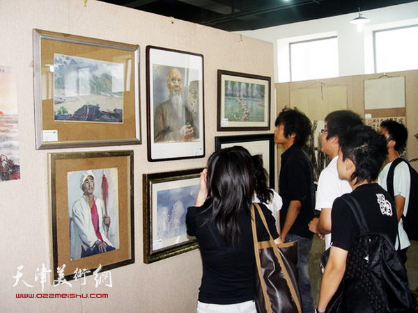 2009年6月，天津财经大学艺术学院学生观看王双成水彩作品。