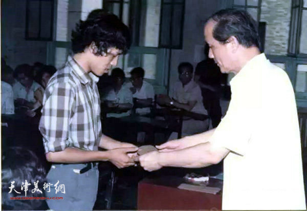 1986年王双成教授向董克诚颁发最优学生证书和奖品