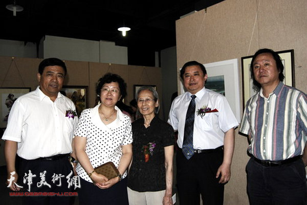 2009年6月，天津财经大学领导与王双成教授爱人孙蕴茀老师在“王双成师生作品联展”上。