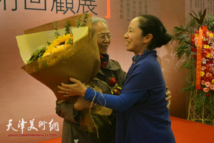 齐蕊同学代表王双成先生的全体学生向王双成教授爱人孙蕴茀老师敬献感恩献花。