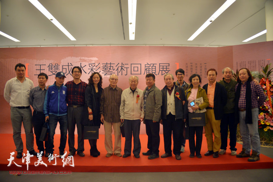 关维兴与李宗儒、古聿俊、宋家褆、朱志刚、滑寒冰、陈异英、陶香莲等天津画家在展览现场。
