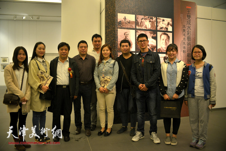 李耀春、董克诚与艺术院校的学生在画展现场。