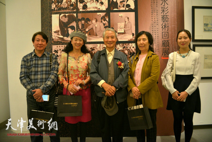 张克让、主云龙、徐燕、陈异英、主峰在画展现场。