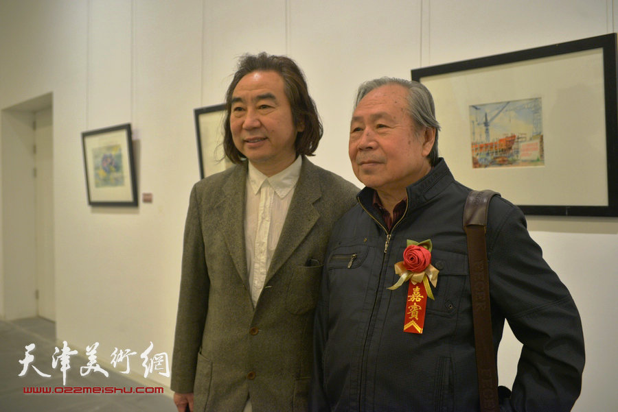 李宗儒、王小杰在画展现场。