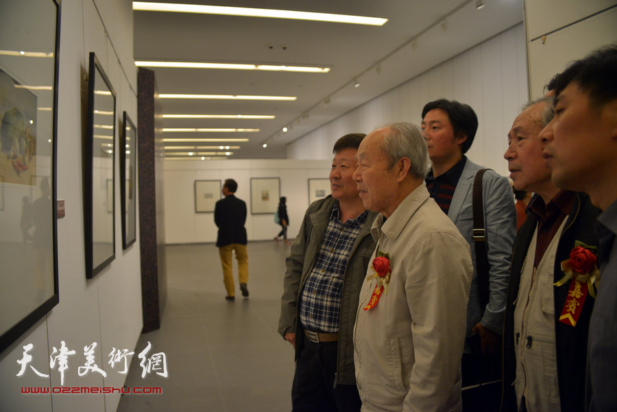 关维兴、李宗儒等在观看画作。