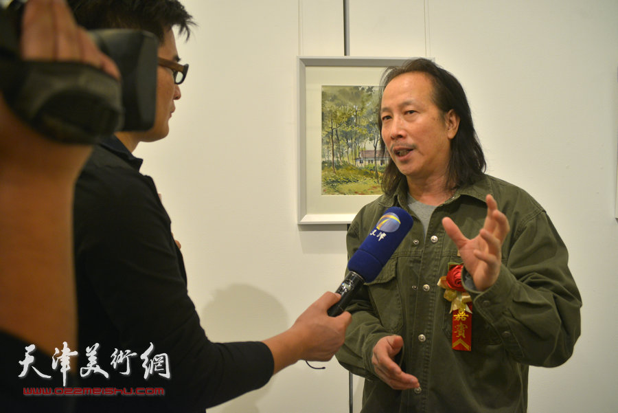 周世麟接受媒体采访，谈王双成的教书育人与水彩艺术。