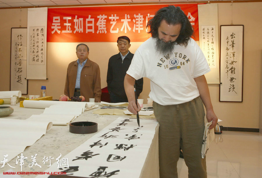 “吴玉如、白蕉艺术津门研讨会”10月12日在天津南开大学吴玉如艺术馆举行。图为白蕉书法社社长郑世海现场挥毫